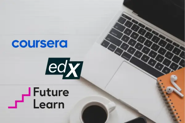 Objetos sobre uma mesa, com um laptop, uma xícara de café, um caderno e fones de ouvido. Ao lado escrito coursera, edX e Future Learne.
